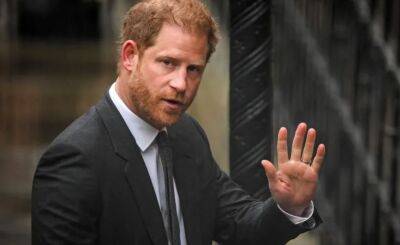 Принц Гарри обвинил королевскую семью в прослушке его телефона