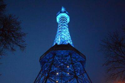 Петршинская башня в Праге на один вечер сменит подсветку