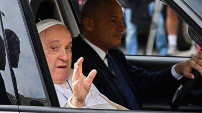 “Я все еще жив”. Папа римский Франциск выписан из больницы