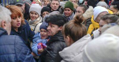 Опекунов лишат обязанностей: детей-сирот принудительно эвакуируют из Донбасса, — ВГА