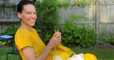 48-летняя Хилари Суонк впервые стала мамой: фото близнецов