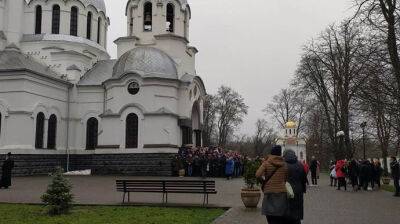 В Хмельницкой области верующие УПЦ МП третьи сутки не пускают в храм комиссию и верующих ПЦУ
