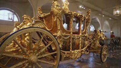 Коронация Карла III: две кареты и три короны