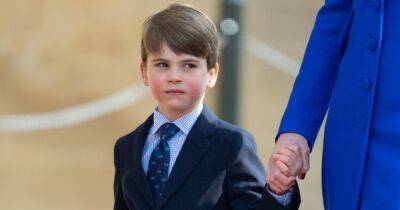 В галстуке и шортах: 4-летний принц Луи дебютировал на Пасху вместе с королевской семьей