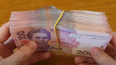 Украинцам потерявшим работу на руки дадут 26 840 грн: кто и как может оформить выплату