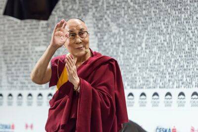 Далай-Лама оказался в центре скандала: его обвиняют в педофилии