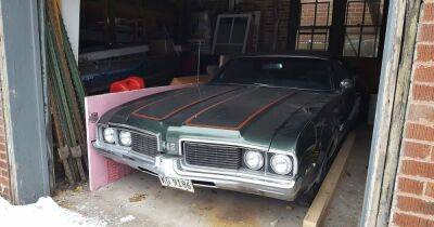 В старом гараже нашли редчайший американский спорткар 60-х в отличном состоянии (видео)
