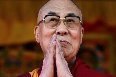 Далай-ламу раскритиковали за поцелуй с маленьким мальчиком