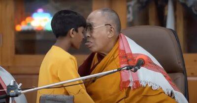 Предлагал мальчику пососать его язык: Далай-лама объяснил свое странное поведение (видео) - focus.ua - Украина - Индия
