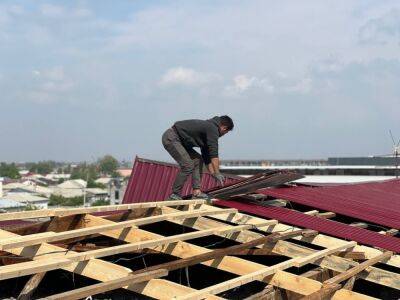 В Ташкенте из-за сильного ветра сорвало крышу многоэтажки