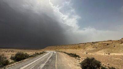В Израиль возвращается зима: буря на озере Кинерет, затоплены шоссе на юге