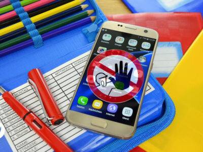 Учителя Нидерландов хотят запретить телефоны в школах