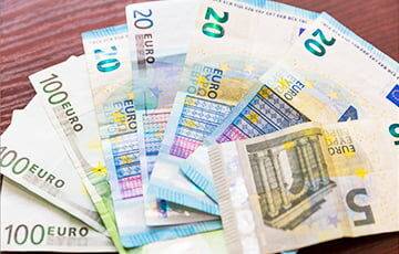 Евро взобрался на годовой максимум на торгах в Минске