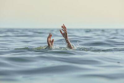 57-летняя женщина в критическом состоянии после спасения из моря в Бат-Яме