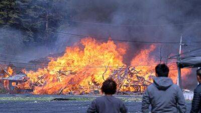1 человек погиб, сотни эвакуировали спасая от лесного пожара в Южной Корее