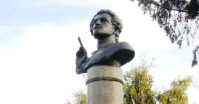 В Мариуполе россияне демонтировали памятник художнику Архипу Куинджи (видео)