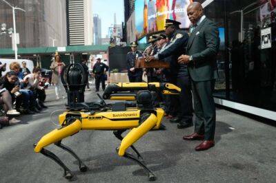 Прогресс не остановить: полиция Нью-Йорка закупит двух робопсов Boston Dynamics за $0,75 млн и пушки, стреляющие метками GPS, несмотря на протесты