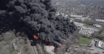 В США горит завод по переработке мусора: горожан призвали спрятаться в домах (видео)