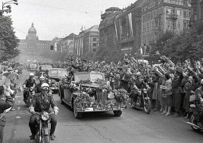 Как Гагарина встречали в Праге: фото и видео
