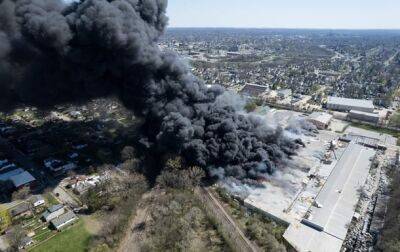 В США возник крупный пожар на мусорном заводе