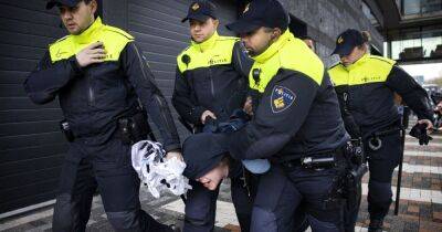 Запланированные визиты Макрона в Амстердаме пытаются сорвать протестующие, — СМИ (фото)