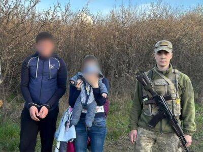 Мужчина с женщиной и младенцем пытались незаконно пересечь границу Украины и Словакии, их задержали – ГПСУ
