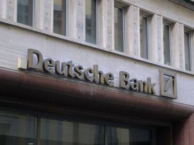 СМИ узнали, что Deutsche Bank намерен закрыть два своих IT-центра в РФ. В банке говорят о "снижении рисков"