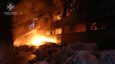 В Харькове всю ночь тушили масштабный пожар на предприятии (фото)