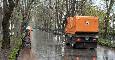 Непогода в Одессе: одна из площадей города подтоплена, коммунальщики устраняют последствия (ФОТО)