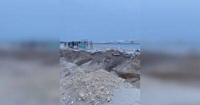 В Крыму закрыли пляжи для купания: оккупанты начали рыть траншеи (фото, видео)