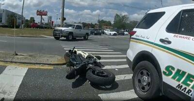 "Извини за это, мужик": мотоциклист без номерного знака врезался в полицейского (видео)