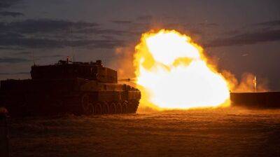 Генштаб показал, как украинцы учатся на Leopard 2 прорывать танковые препятствия