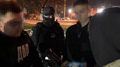 На Одесчине поймали полицейского, который крал и продавал оружие преступникам