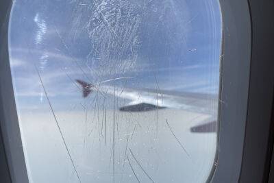 Из-за нервного папаши израильтяне летели с Кипра в самолете с разбитым окном