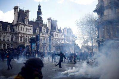 В Париже столкновения, полиция разгоняет демонстрантов. Задержаны 36 человек
