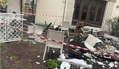 «Будто взорвалась бомба»: в Италии футболист на машине протаранил бар