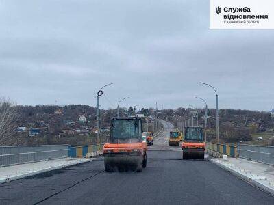 Разбитый вследствие боев мост восстанавливают дорожники на Харьковщине (фото)