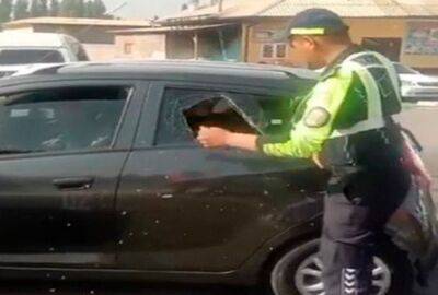 Ломай его. В Фергане инспектору пришлось разбить стекло авто, чтобы остановить правонарушителя. Видео - podrobno.uz - Узбекистан - Ташкент