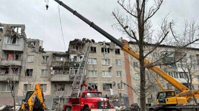 В Славянске из-под завалов вытащили двух детей – один из них умер по дороге в больницу