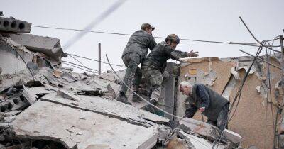 Обстрел многоэтажки в Славянске: погибло 6 человек, число раненых увеличилось до 18 (фото, видео)