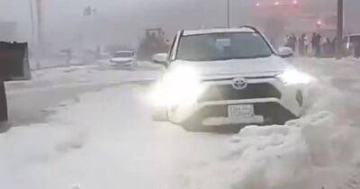 Машины застревают в сугробах: в Саудовской Аравии неожиданно выпал снег (видео)
