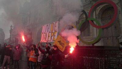 Митинги во Франции: протестующие подожгли вход в полицейский участок