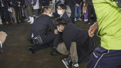 В премьер-министра Японии бросили похожий на дымовую шашку предмет