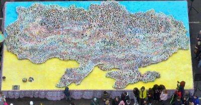 Подарок для ВСУ: волонтеры создали самую большую карту Украины из пасхальных куличей (фото)