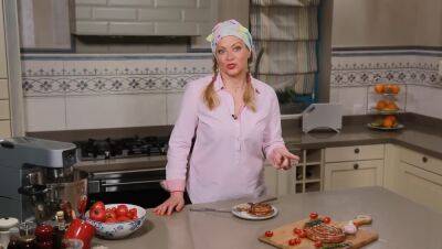 Звезда "Мастер Шеф" Литвинова показала, как приготовить настоящую украинскую чесночную колбасу: "Вкусность!"