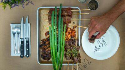 Какие дешевые сорта мяса подходят для жарки на мангале в Израиле