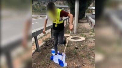 Видео: уборщик в Иерусалиме вытер ноги о флаг Израиля и выбросил его в канализацию