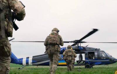 В ГУР показали тренировки военных на американском вертолете Black Hawk