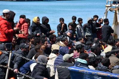 Итальянская береговая охрана спасла около 600 мигрантов в Средиземном море