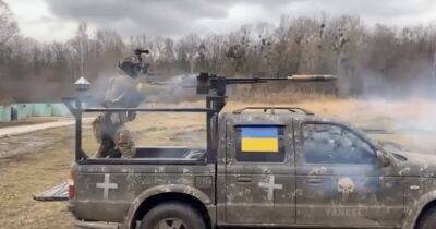 Огонь и пороховые газы: украинский боец показал работу из трофейного пулемета "Корд" (видео)